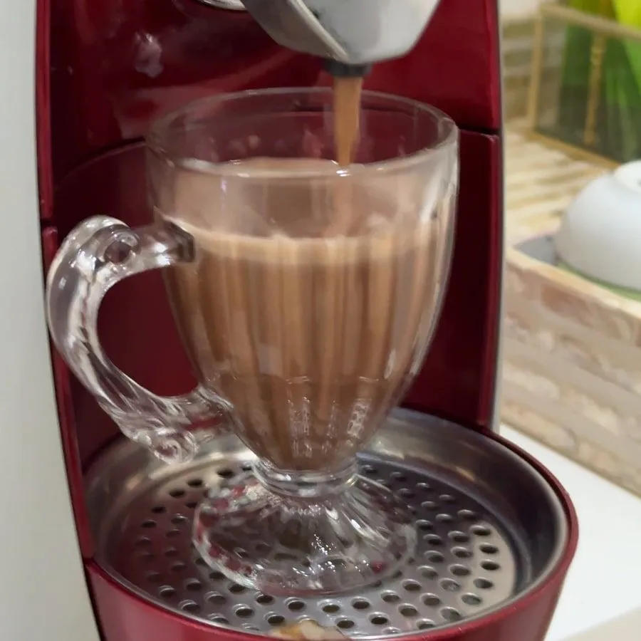 Cafeteira servindo café na recepção da clínica
